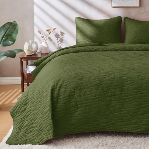 JYHOPE Olive Green Twin Quilt Set 68x90 Lightweight Microfabric Bedspread, 3-Piece Quilt Bedding with Pillow Shams, Summer Cooling Quilts, Ribbon Wrapped Gift - color: Wood Pattern-olive Green, size: Twin(68x90)