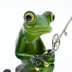 Queemie® Funny Fishing Frogs Statues, 2pcs Mascot Animals Ornaments Anglers Lovers Collectible Figurines Sculptures for Outdoor Lawn Yard Garden Home Office Desk Decoration