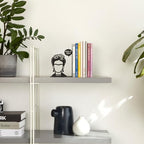 Balvi Frida Bookend – Decorative Metal Book Holder for Shelves and Desks, Ideal for Home and Office Décor, for Art Lovers and Readers – Sujetalibros